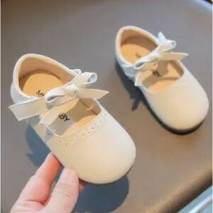 GIRLS MARY JANE SHOES TODDLER
Size 22 ~ BOWS / Ivory